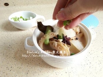 step13: 最後將蘿蔔金錢肚翻熱放入有西生菜的碗內 , 再灑上蔥粒即可