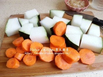 step1: 冬瓜洗淨 , 甘旬去皮 , 冬瓜連皮切大件 , 甘旬切厚片