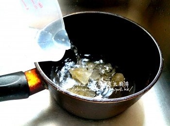 step4: 再整燉蛋 , 將冰糖放入煲內加入250ml水用中火煮至冰糖溶