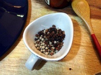 step9: 9.準備好 白胡椒粒，花椒，茴香籽。