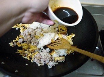 step4: 接著下飯後(開大火)用<span class="group_1">調味</span>從飯旁邊淋一圈(嗆出醬油香氣)，再下少許豬油(讓飯更粒粒分明)，接著快炒