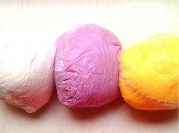 step3: 準備適量開水，木薯粉。紫薯、芋頭、南瓜各加入適量澱粉，澱粉要慢慢加，不要一次性全加。然後麵團稍硬便開始和麵。再適量加入少許糖，因為加入加入澱粉都會降低甜度，所以建議適量加入適量的糖或者蜂蜜。揉成幹的有彈性的麵團就算成功了。