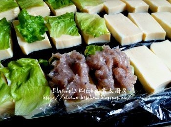 step9: 再放上鯪魚肉 , 再將一片雞蛋豆腐放上 , 用手輕輕壓平成三文治