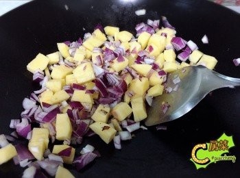 step1: 所有新鮮材料洗乾淨, 切粒
先用牛油起鑊, 加薯仔, 紫洋蔥炒香