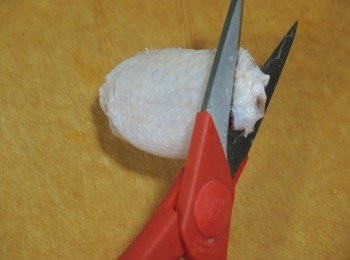 step1: <a href="https://bit.ly/3zHU5V3" target="_blank" data-keyword="雞翼" class="guide-link"><strong>雞翼</strong></a> <span style="display:inline-block;vertical-align:middle;margin-top:-3px;color:initial;border-radius:3px;padding:2px 3px;font-size:12px;line-height:14px;background:#87d300;color:#fff;">即買</span> 買返來洗淨，吸乾水份。用廚房剪刀剪去一端<a href="https://bit.ly/3zHU5V3" target="_blank" data-keyword="雞翼" class="guide-link"><strong>雞翼</strong></a> <span style="display:inline-block;vertical-align:middle;margin-top:-3px;color:initial;border-radius:3px;padding:2px 3px;font-size:12px;line-height:14px;background:#87d300;color:#fff;">即買</span> 軟骨。