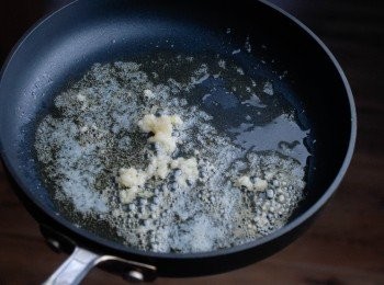 step4: <span class="group_3">沙嗲醬</span>做法：將牛油放在鑊內，煮至溶化，然後下蒜蓉