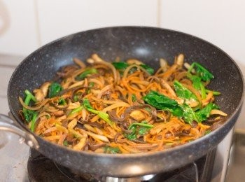 step5: 同一鍋內，用中火先炒洋蔥至變軟，再下其他配料即冬菇，木耳，紅蘿蔔及菠菜炒大約 3 分鐘至熟透及變軟