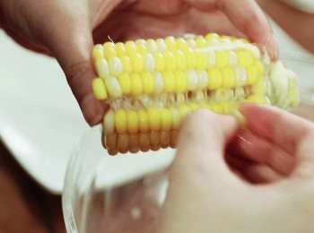 step2: 將己格乾水份既粟米粒放入已調好味既墨魚膠內搓勻
