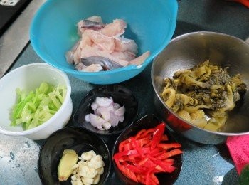 step5: 準備好各項材料:長紅椒去籽切幼段,薑切片,蒜頭及蔥頭切碎