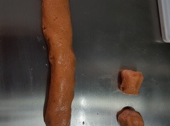 step7: 將粉糰搓成長條，再切出27g一粒