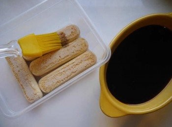 step5: *姆指餅乾沾取<span class="group_1">咖啡液</span>或<span class="group_2">奶茶液</span>，放入盒中，填入<span class="group_3">內餡</span>，再放一層姆指餅乾，再填入一次<span class="group_3">內餡</span>。