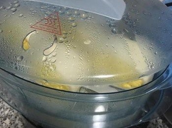 step6: 蒸好後不要馬上開蓋，先小心的開一個小口讓裡面的蒸氣散出，要注意不要讓蒸氣滴下來，等蒸氣散的差不多了，就可以開蓋取出金絲卷，擺放在網架上，待涼透後就可以裝在密封袋冷藏，要吃時再回蒸10分鐘即可。
