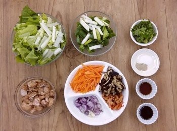 step1: 將豬肉絲先用(份量外)米酒,醬油,胡椒粉抓醃入味。乾香菇浸泡20分鐘後,擠出水份切絲,蝦米浸泡10分鐘後瀝乾備用(香菇水及蝦米水可留下當高湯使用),青蔥切段,紅蔥頭切碎,芹菜及香菜切末。