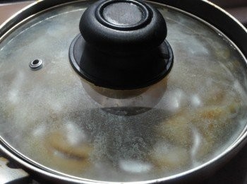 step10: 轉小火蓋鍋蓋悶煮約20分鐘