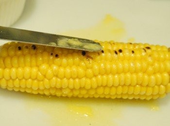 step3: 再在粟米上塗一層牛油，灑上芝士碎即成！