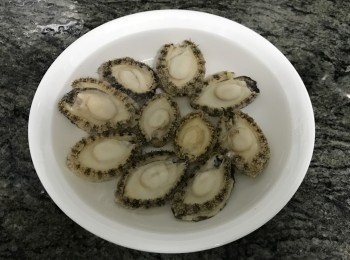 step2: 把鮑魚撈起，放入冰水待用