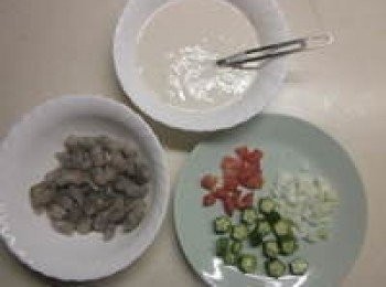 step3: <span class="group_2">麵糊</span>調成一碗 蝦仁用少許酒/白胡椒粉/塩略醃,各種蔬菜切丁
