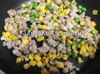 step2: 雜豆肉碎炒熟備用。