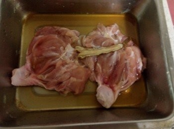 step2: 雞肉有肉那面，沾1小匙鹽，紹興酒，1/2當歸片按摩一下。醃20分鐘。朝