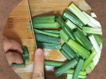 step4: 青蔥切段備用。