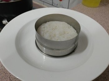 step6: 組合：   圈模夜深碟中央（用飯碗倒扣亦可）， 將熱飯放進， 在邊位淋上蘑菇芝汁， 把圈模取出