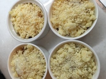 step5: 預備金寶材料：牛油切細粒(約1cm x 1cm)，加入低筋麵粉及砂糖快速用手混合，搓成細粒～所有粉、糖及牛油必須混合為一粒粒狀態（如圖）