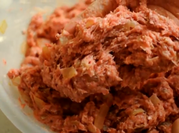 step3: 用手將<span class="group_1">食材</span>攪拌至肉身有漿性