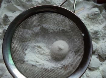 step13: 放幾分鐘後，用篩子篩掉棉花糖表面的澱粉，放烤盤裡4、5個小時，表面全都幹透即可。