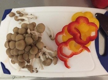 step4: 紅黃椒切成圈圈，鴻喜菇去蒂頭