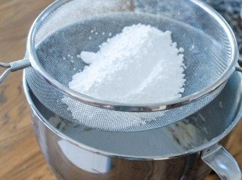 step2: 然後篩入糖粉，再用電動打蛋器（中速）打發約3－4分鐘