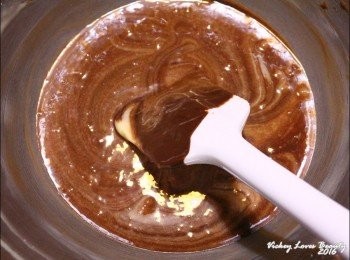 step5: 4.先取1/3量的可可糊，以切拌的方式拌入麵糊後
再將拌好的麵糊倒入可可糊中，再仔細的拌匀即可