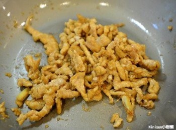 step4: 熱鍋炒肉絲 裹了粉可能會有點黏住 要記得把肉絲都撥開喔