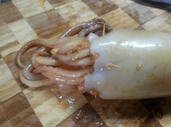 step8: 將鮮魷的頭部份插入鮮魷身上,用牙籤將口固定位置