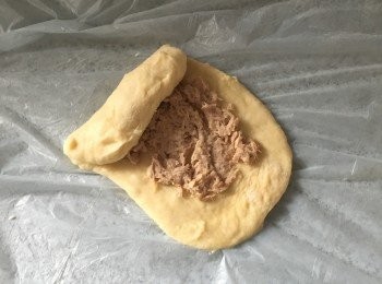 step6: 如是者，把所有<span class="group_2">餡料</span>包在12個小麵團中。放在已鋪上紙杯的杯子蛋糕模中。