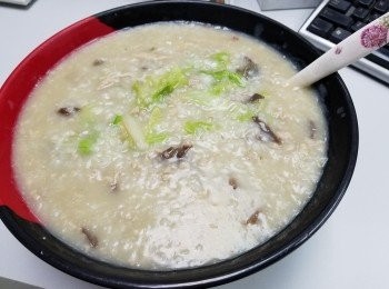 step4: 做法：

將豬扒，鴨腎切絲後，用少少生粉，雞粉，麻油醃入味備用，免治豬肉少少雞粉，生粉，約3湯匙水開成糊狀備用。
將米清洗用約 1'1/2碗水，中火滾起煲成糊狀，見到米粒稍為爆花後，再加約2'1/2碗水大火滾起，先放入皮蛋滾15分鐘，間中要搞動，再將豬扒絲，鴨腎絲放入，滾多30分鐘，再放入生菜絲滾多一陣，少少胡椒粉，完成。

(注意:不要將滾粥淋在生菜上就這樣食用 , 因生菜吸收粥的熱力變軟身後會有水份出現 , 所以生菜要放入粥一同滾 , 這樣就不會破壞碗粥 , 變成稀粥水.)