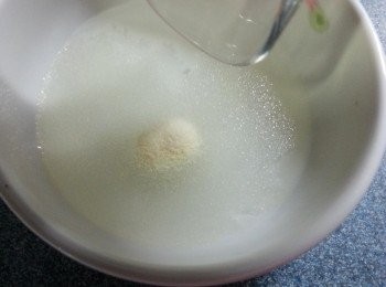 step9: 再做流沙餡:將35g水慢慢倒入魚膠粉2g拌勻