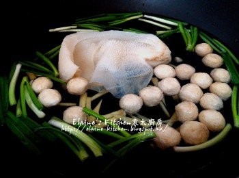 step4: 加入迷你炸魚蛋 , 牛栢葉蓋上蓋用中火出水5分鐘 , 熄火焗10分鐘後隔水盛起