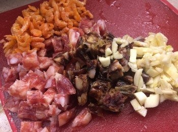 step2: 將白菜丶蝦米丶臘腸丶潤腸丶蒜頭全部洗淨切粒(如果蝦米細粒可不用切）