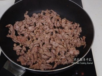 step10: 用1湯匙起鑊，放入豬肉拌炒至全熟，放入大盤中。