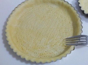step7: 舖在派盤上並仔細的將派皮貼緊派盤上!!! 用叉子在底部戳出一個一個小洞~~~ 冰箱冷藏15分鐘!!!