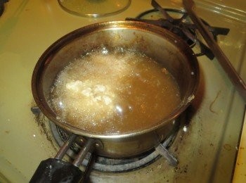 step3: 取出鍋加入適量的炸油，油熱，把沾好炸粉的雞全腿下鍋油炸，至金黃色或熟透，然後盛起吸乾油分。