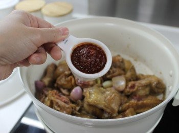 step5: 拌入麻辣醬、甜醬、蠔油和雞湯(如需要)。
