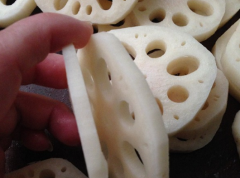 step5: 蓮藕洗淨，刮去外皮，第一刀不切斷，第二刀切斷切成兩個底邊連在一起的薄片，做成藕夾。