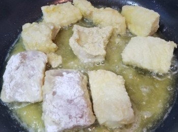 step3: 燒熱油，放入魚柳煎熟。盛起。