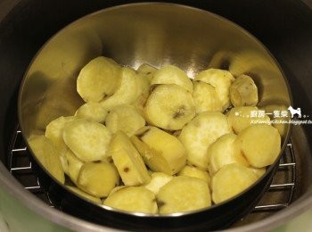 step1: 地瓜削皮切成小塊，放入電鍋中以外鍋一杯水蒸熟。
