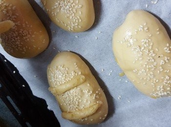 step11: 唧上兩行包面餡料,用180度焗15分鐘,焗至面金黃即可