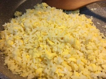 step5: 跟住再倒少許油落鑊，加蛋炒散冷飯盛起備用