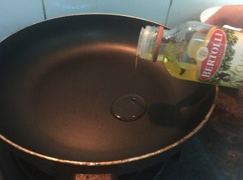 step1: 落適量BERTOLLI百得利純正橄欖油