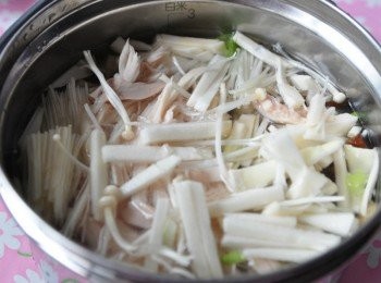 step3: 將所有<span class="group_1">食材</span>(蔥花除外)放入內鍋裡