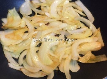 step3: 另一邊則同時下油炒洋蔥5分鐘至微焦及香氣四溢。